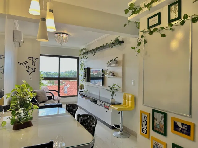 Sala de estar com grande janela e decoração moderna em Lajeado.