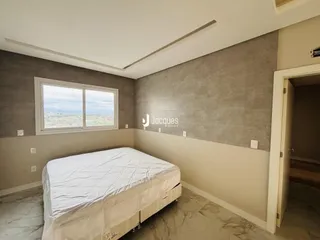 Quarto com janela e cama em um imóvel.
