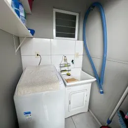 Foto de um vaso sanitário branco em um ambiente interno.