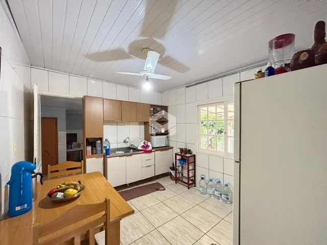 Foto de uma cozinha com armários de madeira e piso cerâmico em Lajeado.