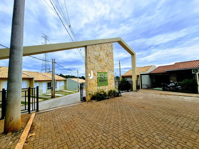 Casa geminada com 2 dormitórios