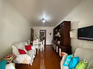 Interior de uma sala com piso de madeira e móveis de madeira.