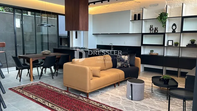 Sala de estar com mesa de jantar e cozinha integrada em um imóvel.