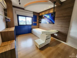 Quarto moderno com painéis de madeira e cama grande.