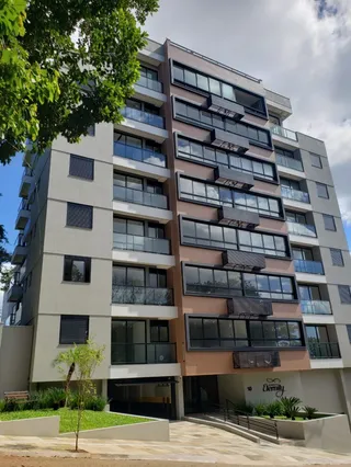 Fachada de um prédio residencial moderno em Lajeado, Brasil, com vários andares e varandas.