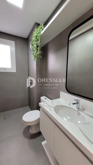 Foto de um banheiro moderno com piso de cerâmica e bancada de mármore.
