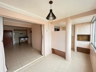 Interior com piso de cerâmica e paredes claras.