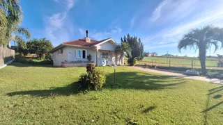 Fachada de uma residência com jardim verde em Lajeado, Brasil.