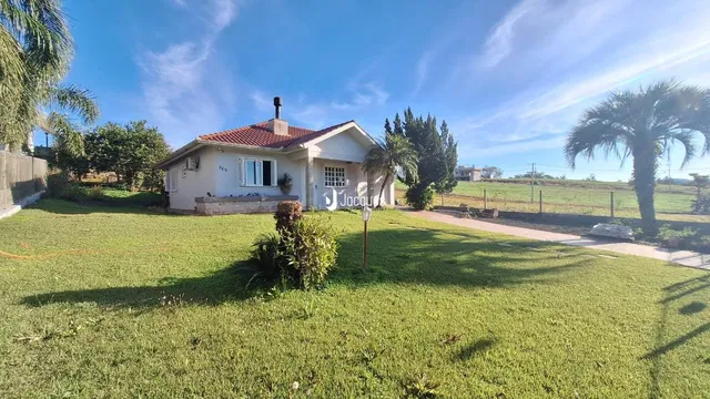 Fachada de uma residência com jardim verde em Lajeado, Brasil.