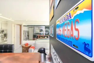 Parede interna com um letreiro decorativo em um ambiente residencial.