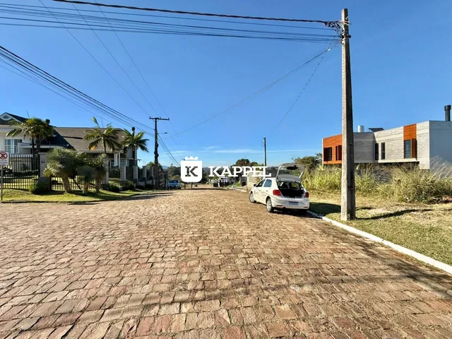 Vista externa da propriedade mostrando a entrada pavimentada e o entorno.