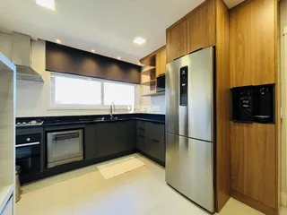 Foto de uma cozinha moderna com armários escuros e eletrodomésticos de aço inoxidável.