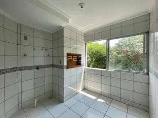 Foto de um banheiro com revestimento de azulejos brancos.