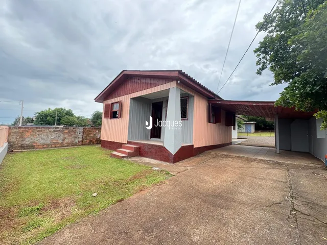 Fachada de uma casa em Lajeado, Brasil, com jardim e entrada coberta.