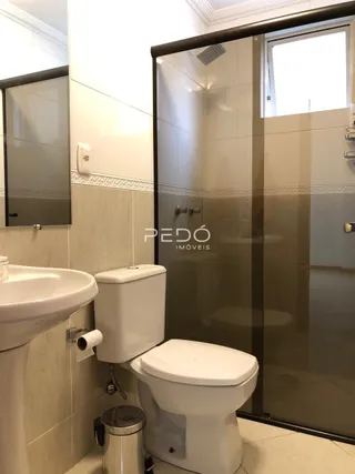 Foto de um banheiro com vaso sanitário e pia em um imóvel.