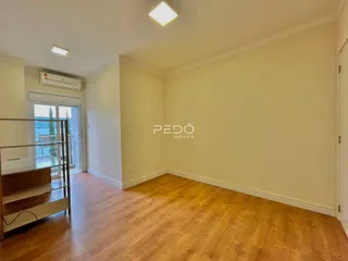 Ambiente interno com piso de madeira e ar-condicionado instalado.