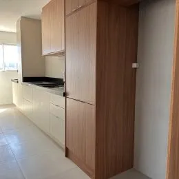 Foto de uma cozinha com armários de madeira clara.