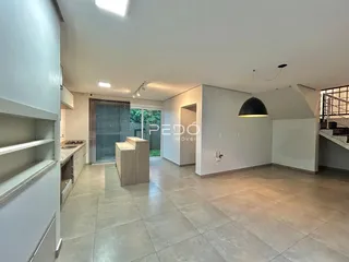 A sala de estar e cozinha de uma residência em Lajeado.