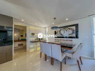 Esta é uma sala de jantar moderna com mesa e cadeiras em um apartamento.