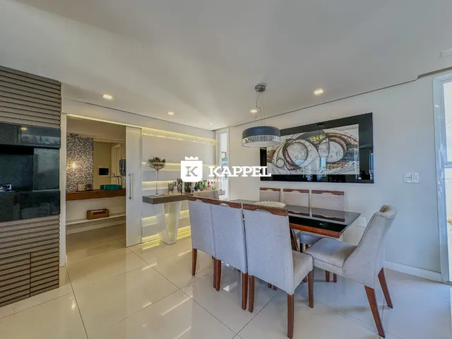 Esta é uma sala de jantar moderna com mesa e cadeiras em um apartamento.