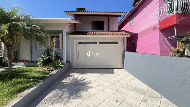 Fachada de uma residência com garagem em Lajeado, Brasil.