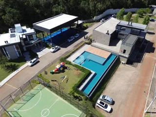 Vista aérea de uma propriedade com piscina e área externa em Lajeado, Brasil.