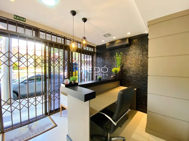 Interior de uma sala com portas de vidro e um balcão moderno.