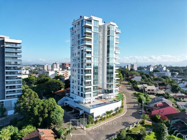 Fachada de um prédio de apartamentos moderno em Lajeado, Brasil, sob um céu azul.
