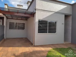 Fachada externa de uma residência em Lajeado, Brasil, mostrando a parede e o piso externo.