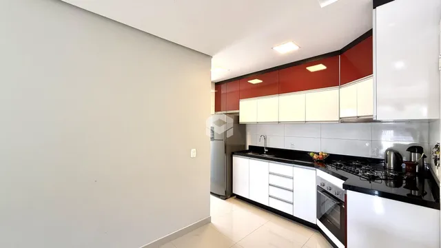 Foto de uma cozinha moderna com armários vermelhos e brancos.
