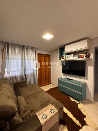 Sala de estar com sofá e piso de madeira.