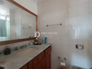 Foto de um banheiro com revestimento de cerâmica e bancada de granito.