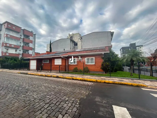 Fachada de uma casa de tijolos em Lajeado, Brasil, com cerca e muro.
