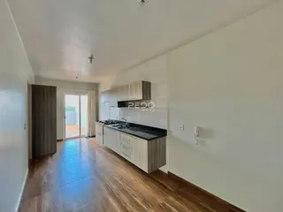 Hall de entrada com piso de madeira e cozinha moderna em Lajeado.