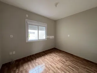 Foto de um ambiente interno com piso de madeira.