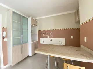 Interior de uma cozinha ou área de jantar com armários e bancada em Lajeado.