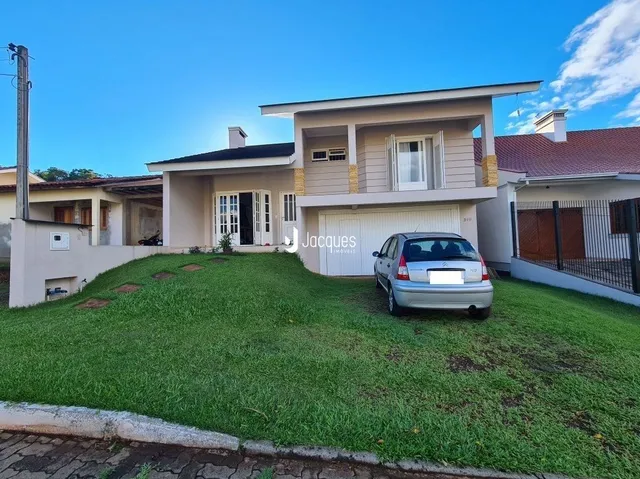 Fachada de uma residência com jardim gramado em Lajeado, Brasil.
