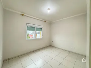Ambiente interno com piso de cerâmica claro.