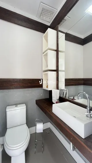 Foto de um banheiro com pia e vaso sanitário em um imóvel.