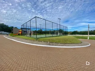 Vista externa de uma área de lazer cercada por grade em Lajeado.
