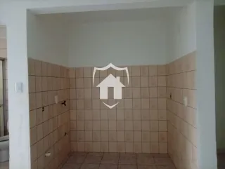 Interior de um cômodo com revestimento cerâmico bege.