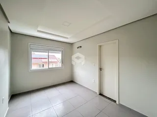 Foto de um cômodo interno com piso de cerâmica e janela.
