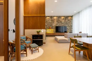 Sala de estar com decoração moderna e móveis de madeira.