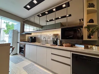 Foto de uma cozinha moderna com armários e eletrodomésticos em um apartamento.