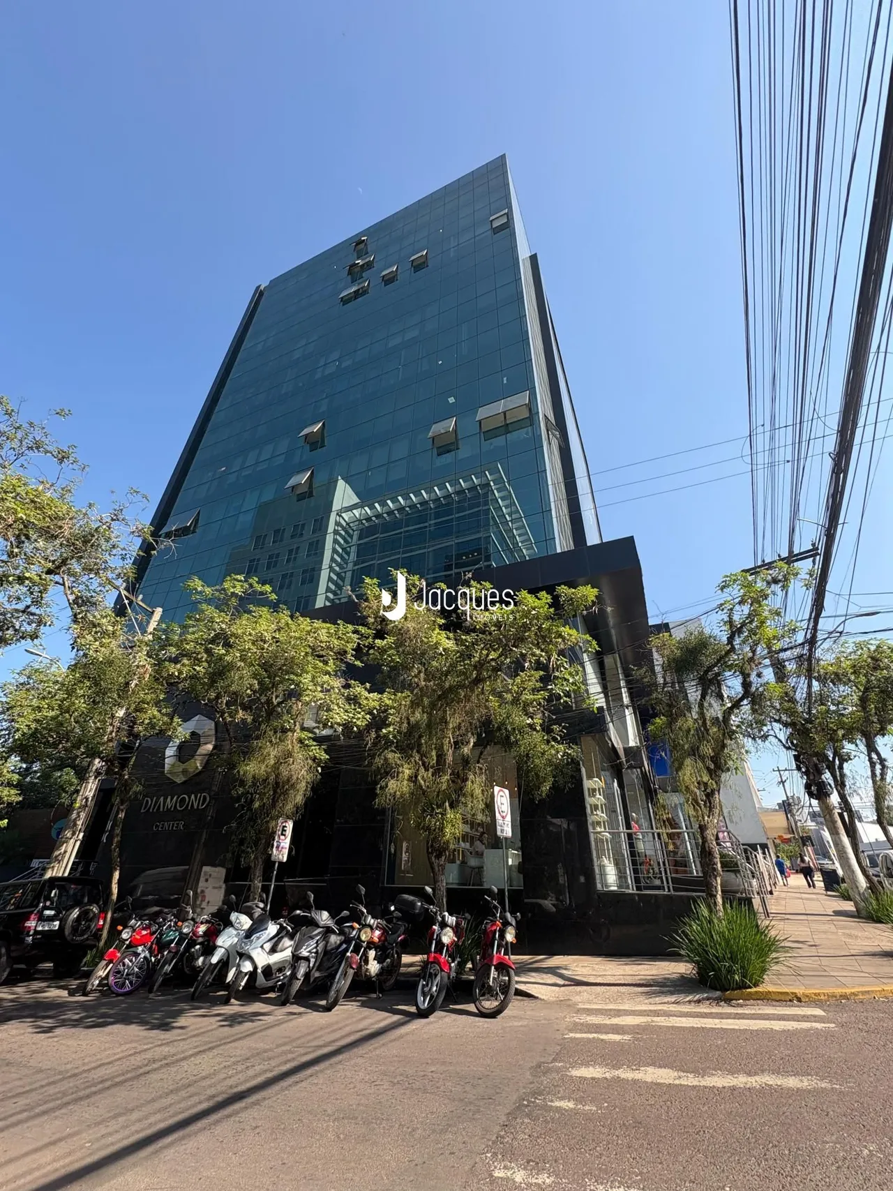 Fachada moderna de um edifício comercial em Lajeado, Brasil.