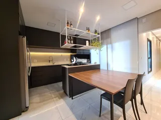 Vista da cozinha e sala de jantar de um imóvel em Lajeado.