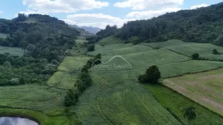 Vista panorâmica de colinas verdes e vegetação exuberante em Lajeado, Brasil.
