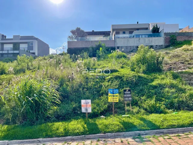 Vista externa de uma propriedade em Lajeado, Brasil, com vegetação densa na frente.