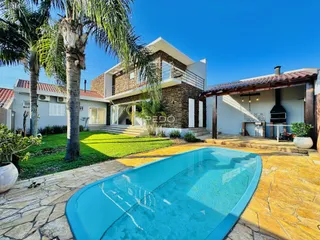 A fachada de uma casa em Lajeado, Brasil, com piscina e jardim.