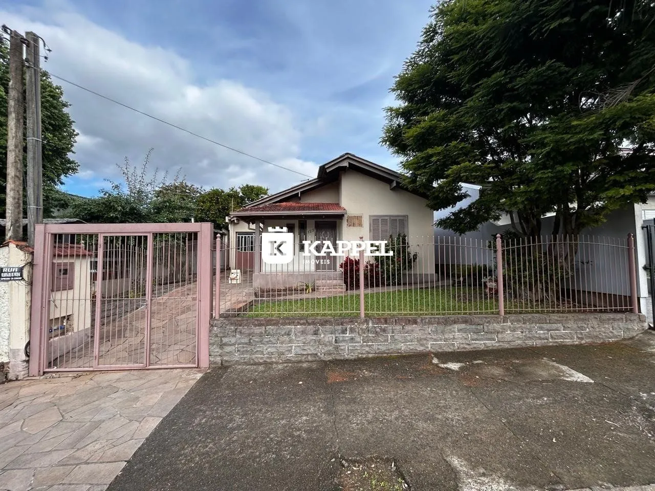 Vista externa de uma residência com cerca e jardim em Lajeado, Brasil.